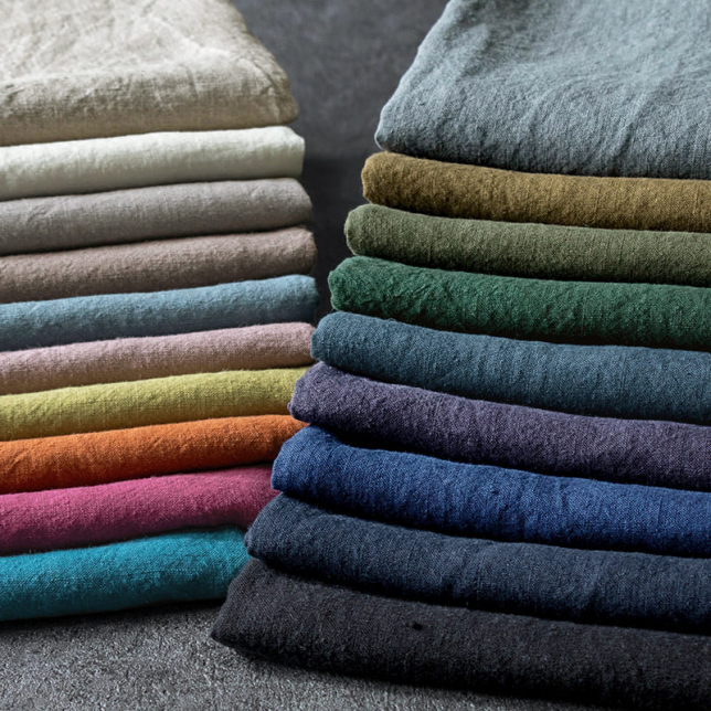 良質なベルギー産フラックス原料リネン100％、40番手のリネン糸を使った平織りリネン。中肉のリネン生地でふっくらと柔らかくとろみ良い落ち感が特徴。エプロンやワンピースなど、ちょうどよい厚みで人気。