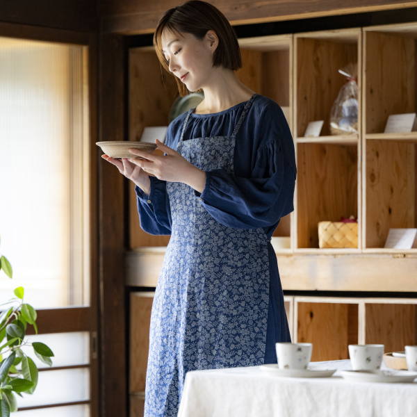 母の日ギフトにおすすめのリバティリネン生地で作られたエプロンとシャツワンピースのハンドメイド作品