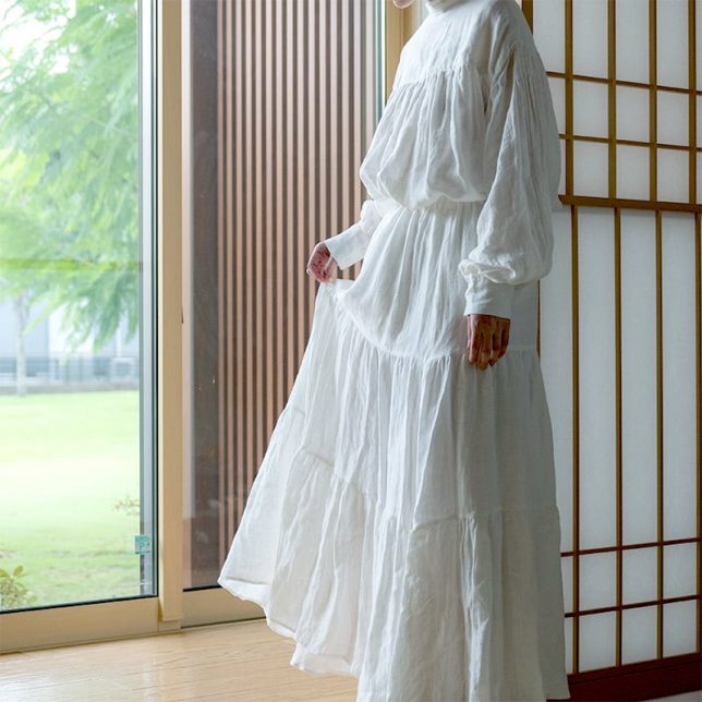 夏トップスにおすすめのリネン 洗いこまれた綾織りベルギーリネン60番手のオフホワイトを使ったブラウスとスカートのセットアップ