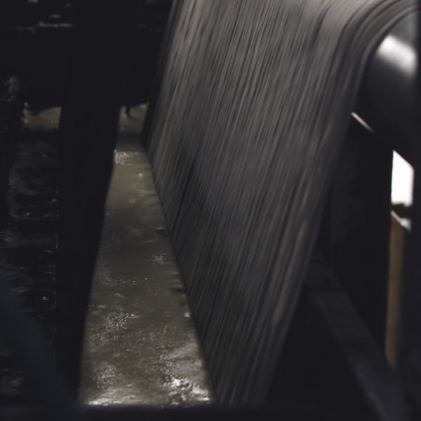 薬品処理をせずに、生機(キバタ)のまま染め上げる「ナチュラルダイド (natural dyed)加工」の制作風景