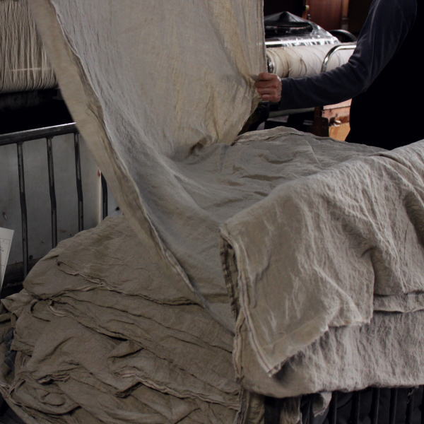 薬品処理をせずに、生機(キバタ)のまま染め上げる「ナチュラルダイド (natural dyed)加工」の制作風景