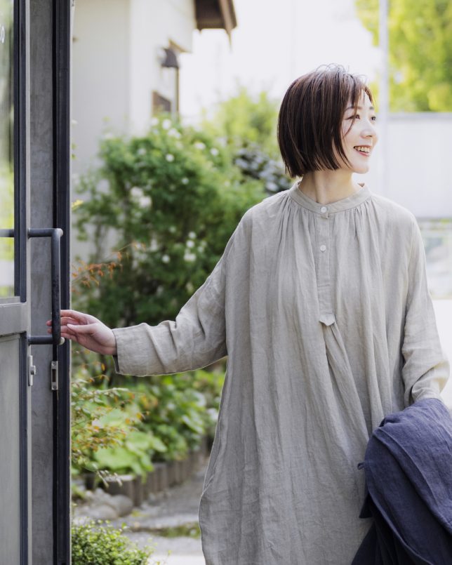 リネン本来のありのままの質感を風合に生かした「洗い込まれたベルギーリネンローン60番手」のシャツピースの着用写真