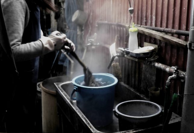 リバティプリントリネンの試作工程で、生地にプリントを重ねて調整する工場の様子