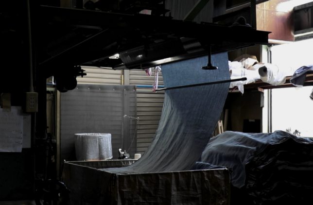 試作を重ねる工場現場、リバティ柄を自然なリネンに再現する挑戦の風景