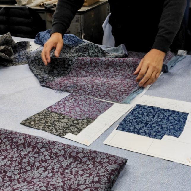 試作を重ねる工場現場、リバティ柄を自然なリネンに再現する挑戦の風景