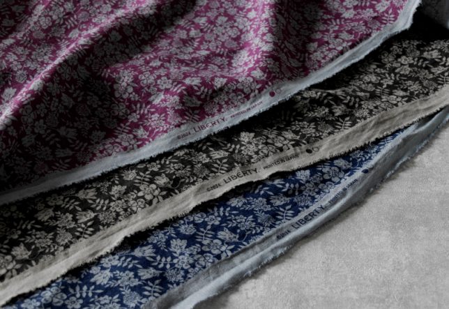 リバティのブランドネームが刻印された生地の森オリジナルリネン生地の耳端