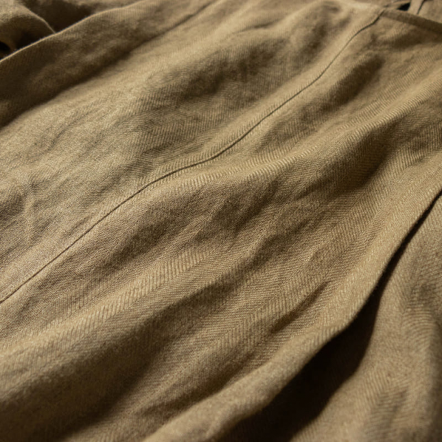 発色よく仕上げた後、洗濯を繰り返すことで、まるでジーンズのように経年変化を迎えられるリネン生地の生地表面の画像