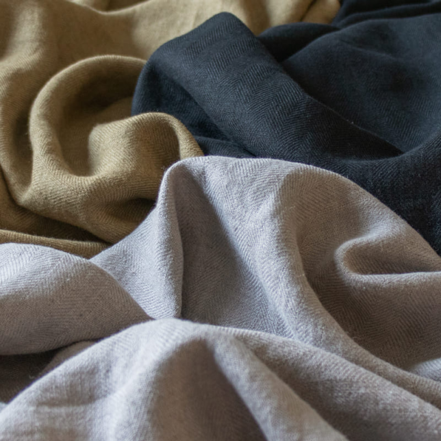 杉の葉の様な凹凸の浮き立つ織感の表情が豊かな、ふっくら肉厚な風合いの表情が分かる写真