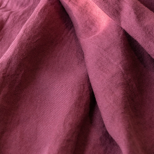 季節の装いに溶け込み華やかな存在感を放つ、上品な色味のピンクのリネン生地の画像