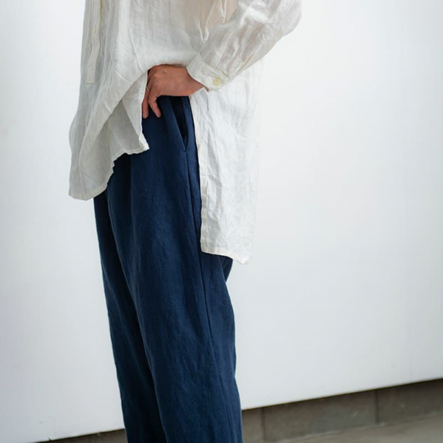 普段使いもサマになる、リネン特有の光沢が風合い豊かに映るデイリーパンツの着用例写真
