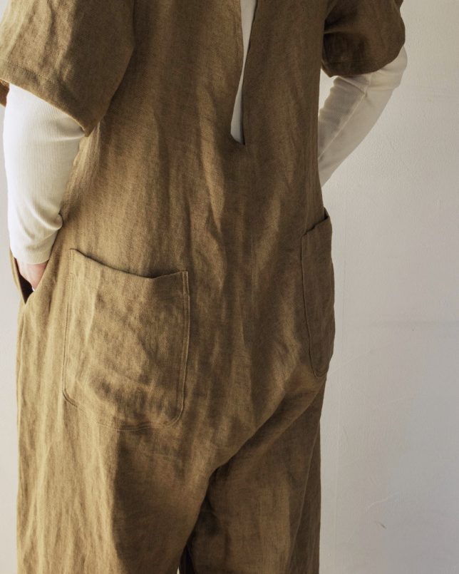 ふっくら肉厚なヘリンボン織りの表情豊かなカバーオールの着用写真