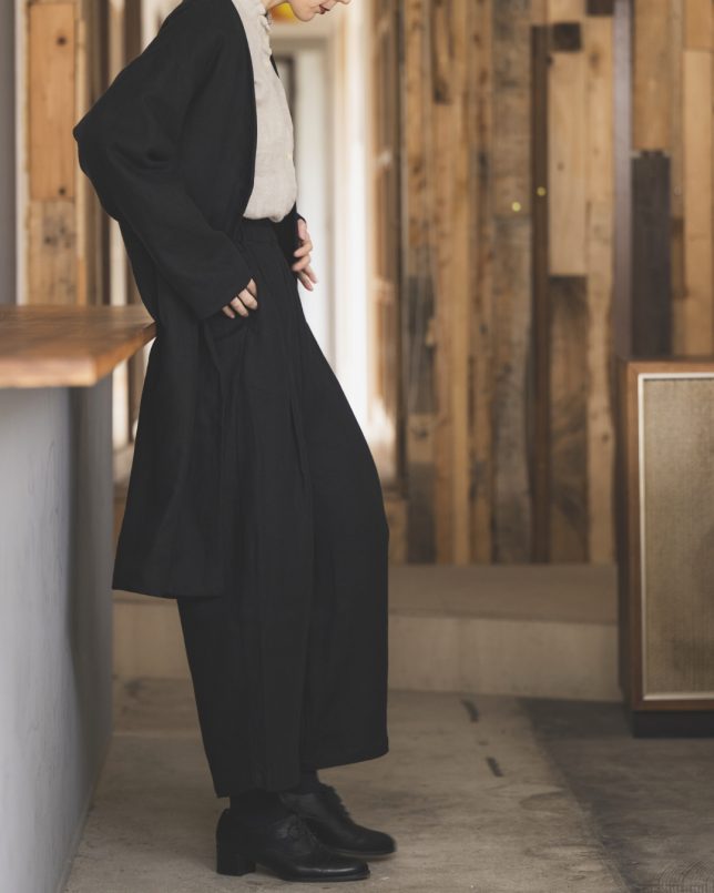 BK/ブラックを使用した、ストンと落ちるシルエットが美しいジャケットとパンツのセットアップの着用例の写真