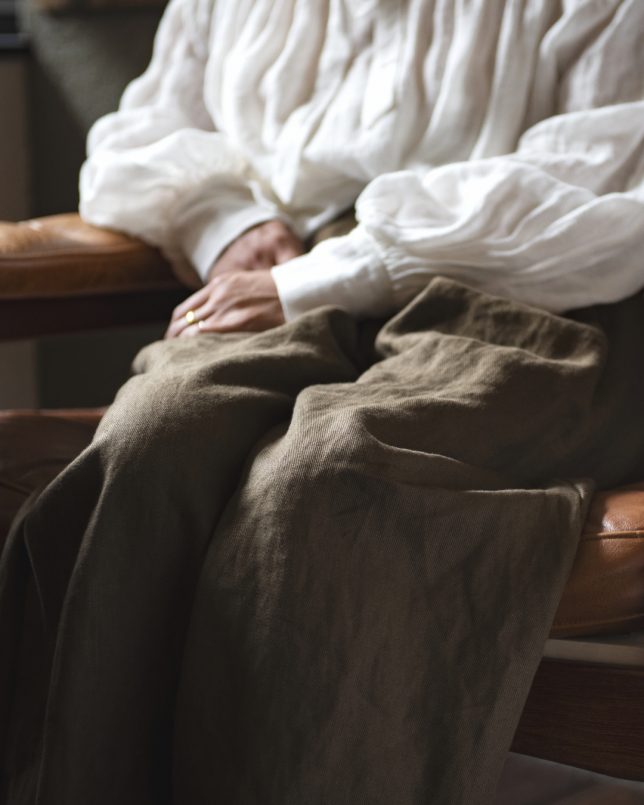 まるで既製品のような仕上がりのヴィンテージ感漂う超高密度リネンツイルナチュラルヴィンテージで仕立てたパンツの着用例