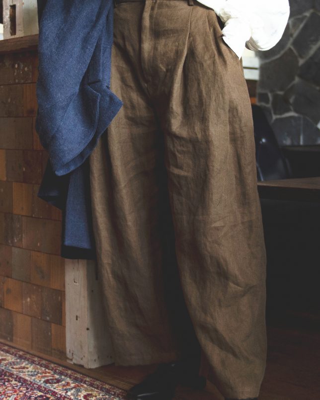 超高密度リネンツイルナチュラルヴィンテージのしっかり織られたリネン生地で仕立てたリネンチノパンツの画像