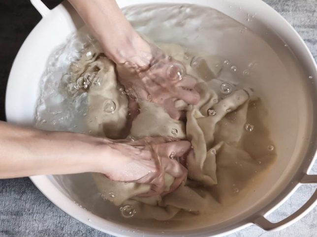 リネンウールの生地を水通しする様子