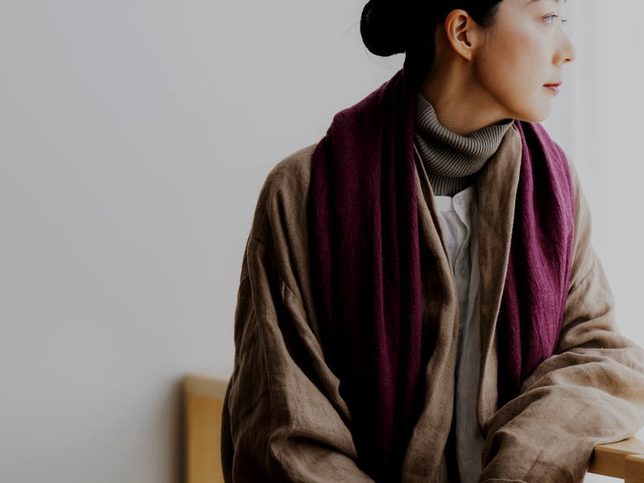 リネンの自然な表情にウールの毛羽感やふくらみを重ねた、生地の森のリネンウール。秋冬らしい深みのある色と、素材の豊かな表情を楽しめます。