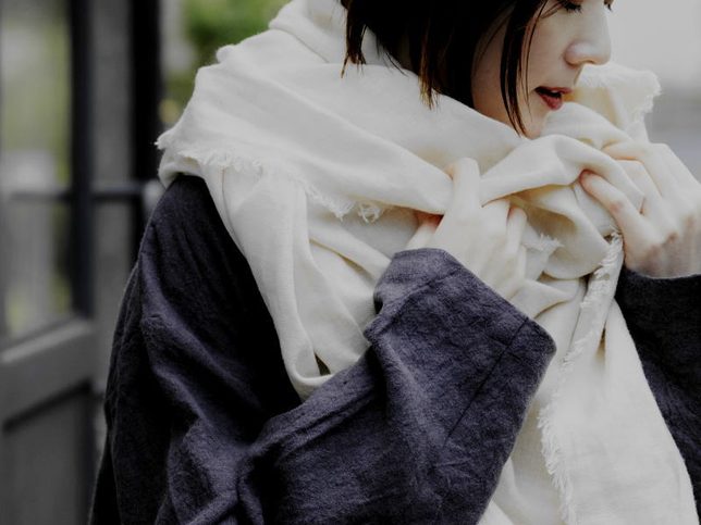 冬にもリネンを楽しんでほしい。織りや厚み、加工、異素材との組み合わせによって広がる、生地の森の冬のリネンスタイル。