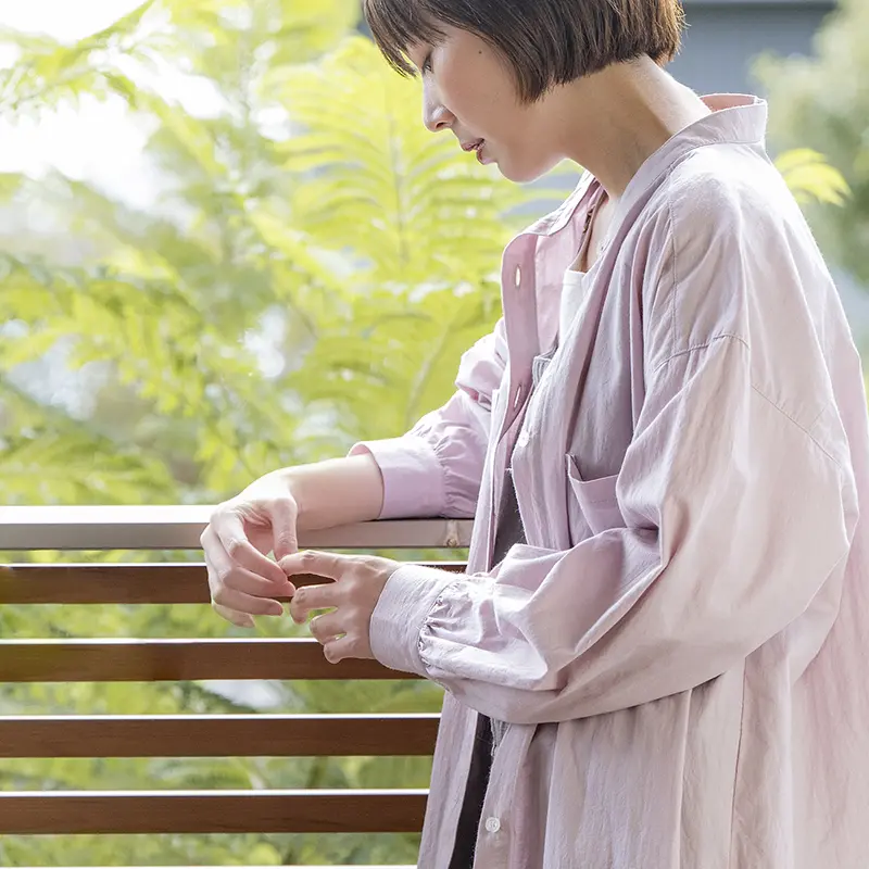綿麻ゆるダンプのピンクで作ったシャツの着用画像