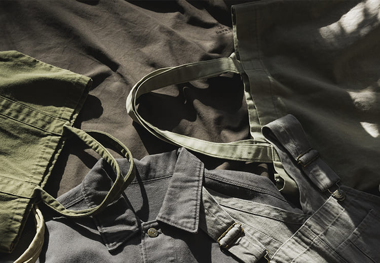 生地の森のキャンバス生地は、独自の加工法によりシワ感や染めムラ感など味わいのある表情と、張り感を持ちながら柔らかな風合いが特徴。