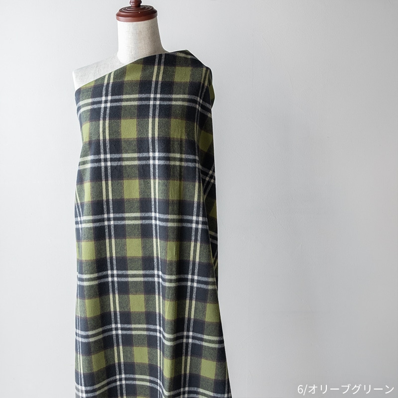 先染めコットンシャギーチェック起毛 アンティークのオリーブグリーンをトルソーに掛けた画像