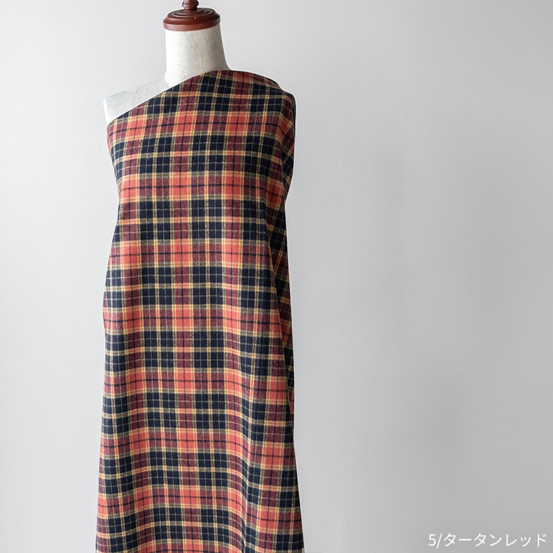 先染めコットンシャギーチェック起毛 アンティークのタータンレッドをトルソーに掛けた画像
