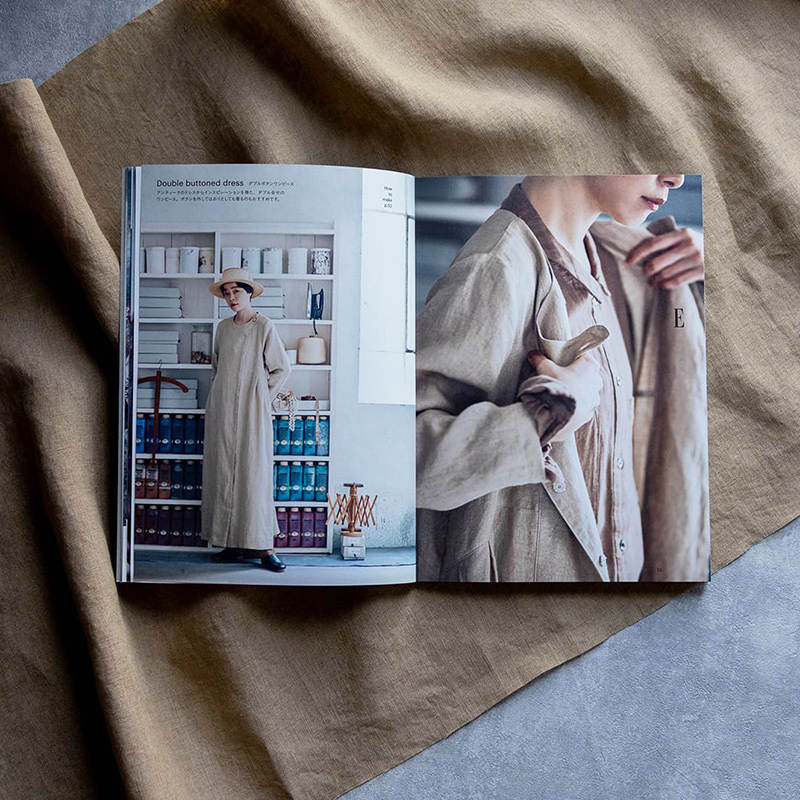 まのあきこ ニュアンスのある大人服に掲載されました ダブルボタンワンピース ベルギーリネン40番手リュードバックハーフ 生地の森