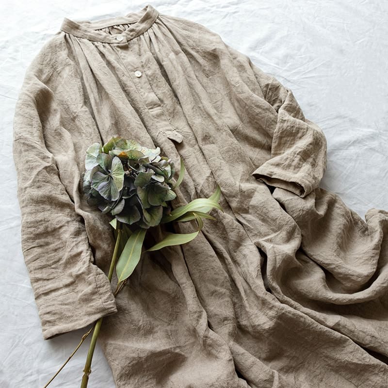 洗いこまれたベルギーリネンローン60番手ナチュラルカラーで作ったワークドレス