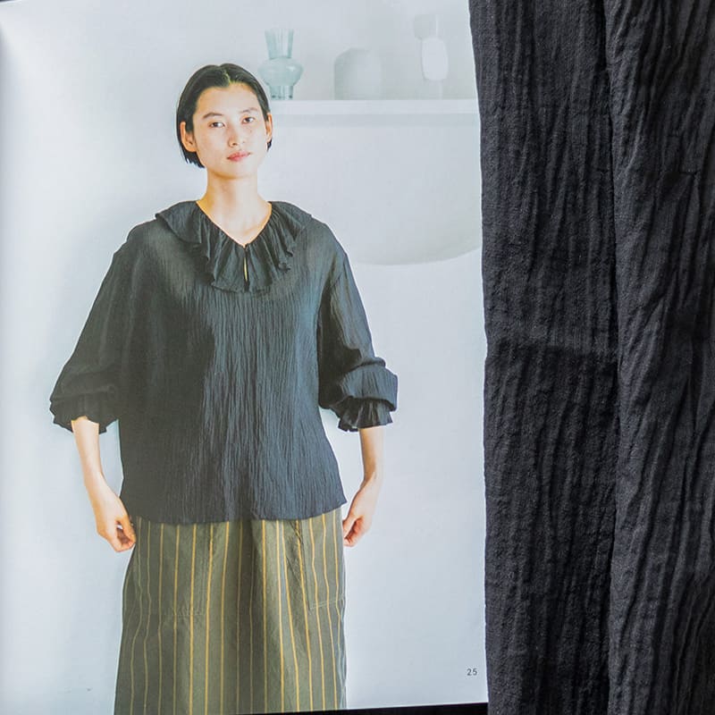 佐藤ゆうこ ベーシック派おとな服 に掲載されました コットンリネンスラブローン ブラウス ブラック 生地の森