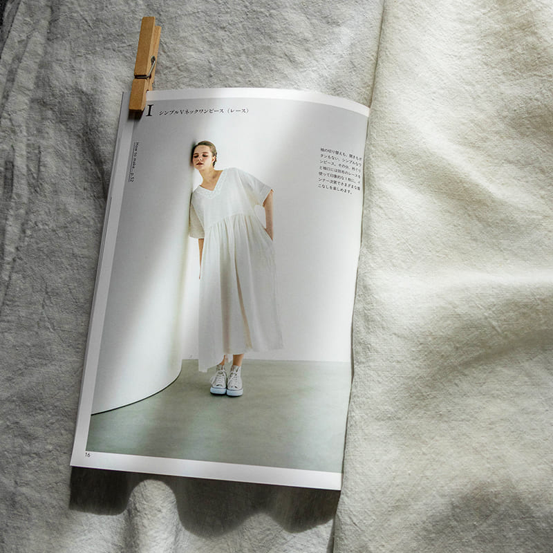 日常に明かりを灯す服 リネンとコットンの心地よいワードローブ に掲載されました 洗いこまれたベルギーリネン40番手 ワンピース ホワイト 生地の森