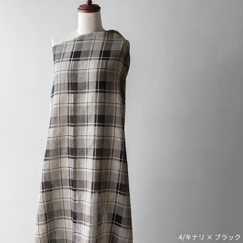 先染めリネンコットンモノチェックのキナリ×ブラックをトルソーに掛けた画像
