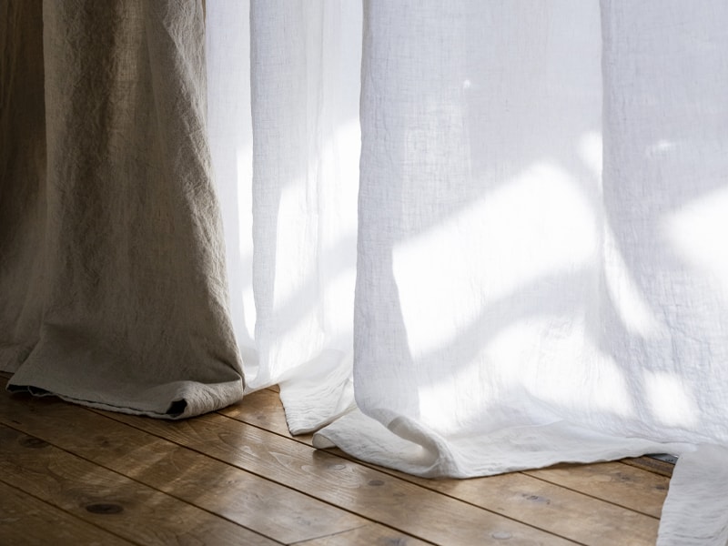 柔らかな陽の光を運ぶカーテンに。洗いこまれたベルギーリネン（25番手・40番手・50番手）